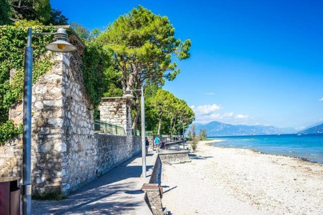 Lido Galeazzi Giant Pool Apartment Sirmione Bagian luar foto