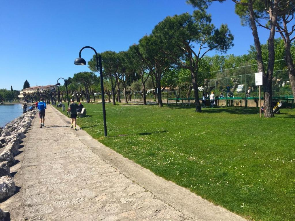 Lido Galeazzi Giant Pool Apartment Sirmione Bagian luar foto